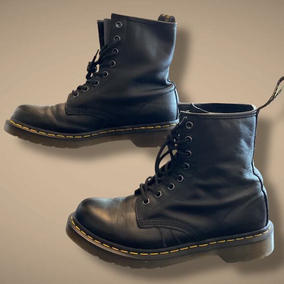 Women's Sz 8 DR. MARTENS Black Smooth Leather Lace Up Boots Excellent Condition - Picture 1 of 10